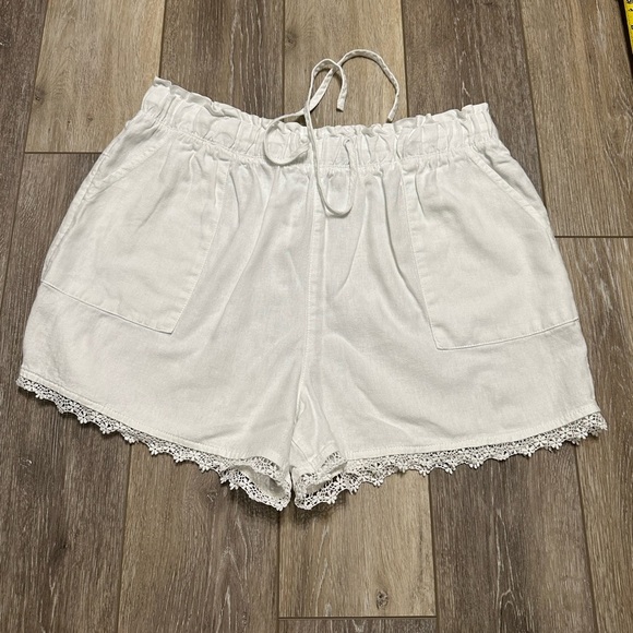 🛍️.Lace trimmed white 3 inches shorts with excellent condition. - Picture 4 of 7